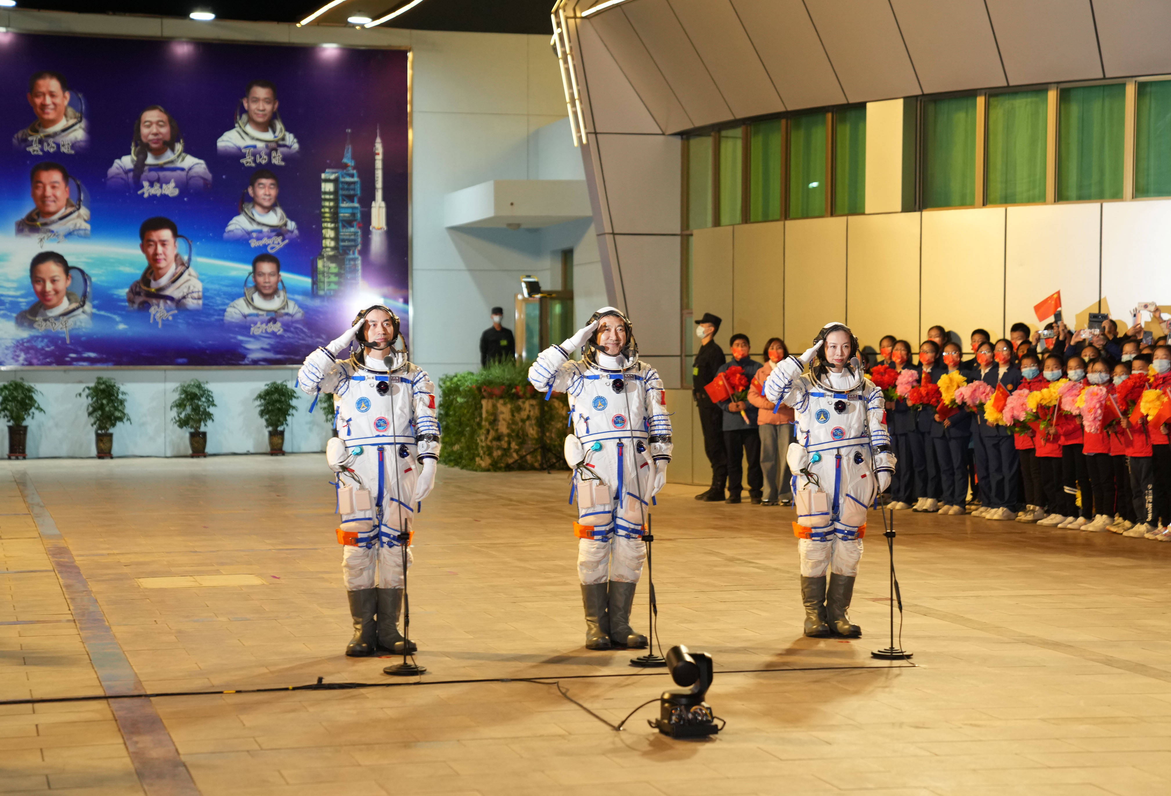 神舟十七号载人飞行任务航天员乘组出征仪式在酒泉卫星发射中心举行