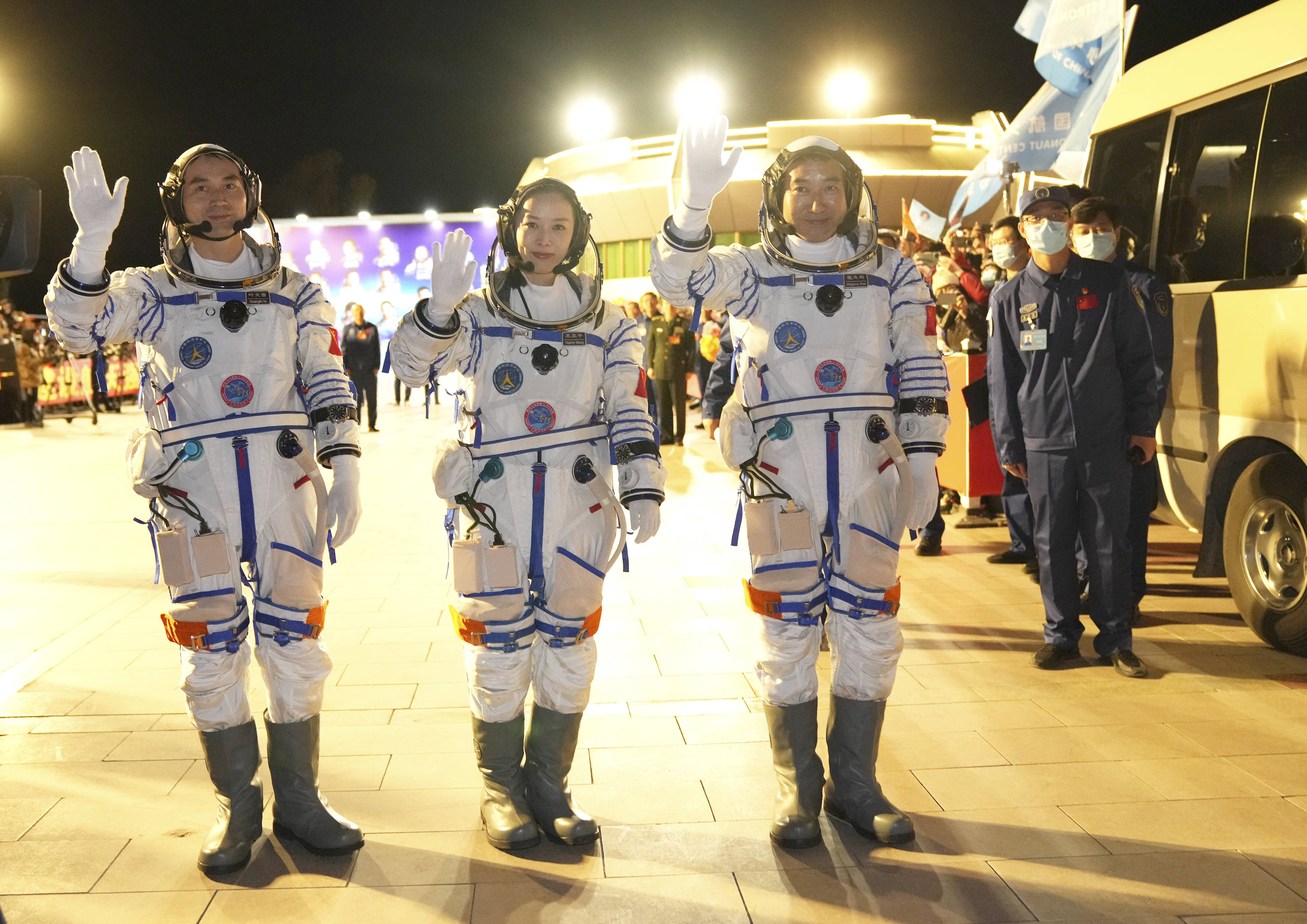 神舟十七号载人飞行任务航天员乘组出征仪式在酒泉卫星发射中心举行