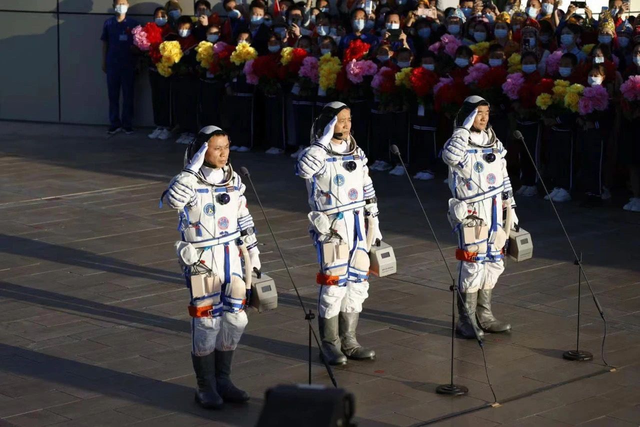 神舟十六号载人飞船返回舱成功着陆 空间站应用与发展阶段首次载人飞行任务取得圆满成功