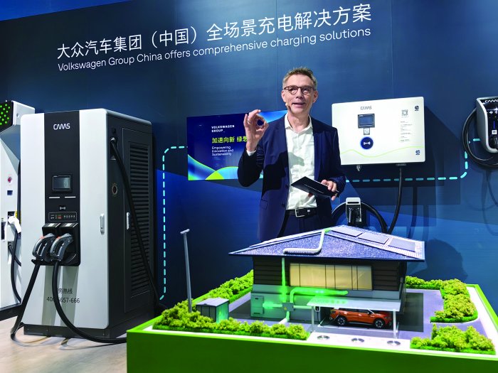 小马智行与丰田合作首款纯电自动驾驶出租车概念车亮相进博会