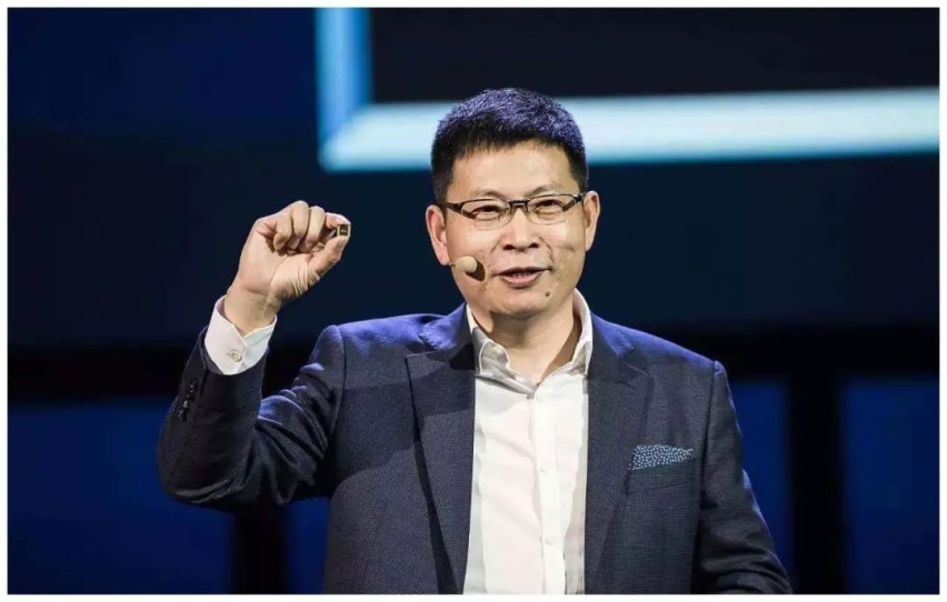 余承东与何小鹏嘴仗不休，双方官号下场支援