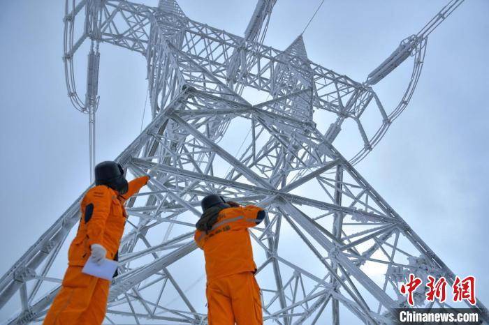 无人机+机器人 “双机”协作精准除冰