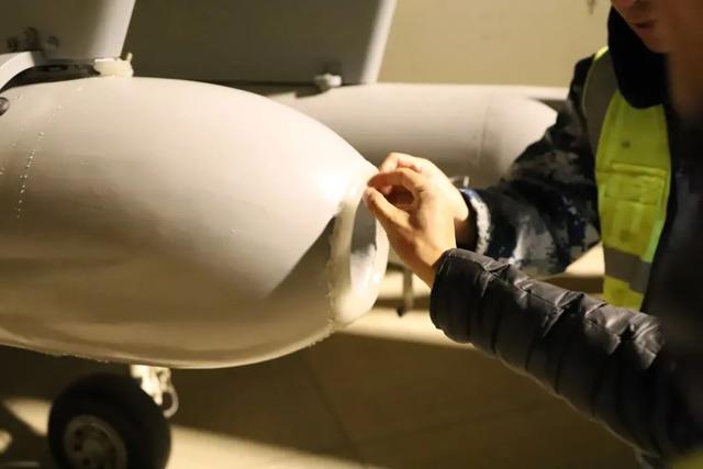 无人机+机器人 “双机”协作精准除冰