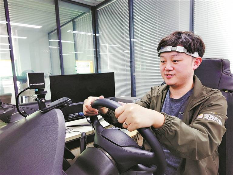 中国四肢截瘫患者利用脑机接口技术实现“脑控喝水”