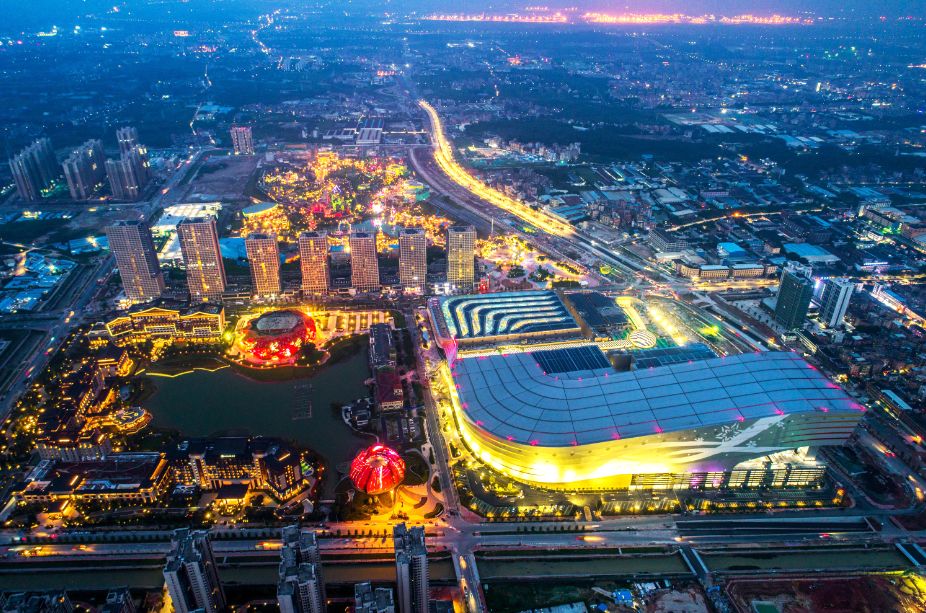 融创文旅2023年客流量超1.5亿人次，管理利润同比增加15.7亿元