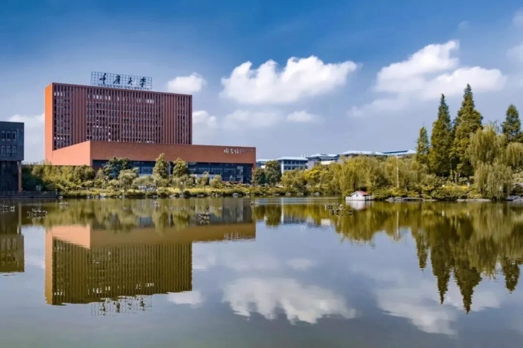 融创中国：5.4亿元向合作方转让重庆大学城项目，预计亏损约2.5亿元