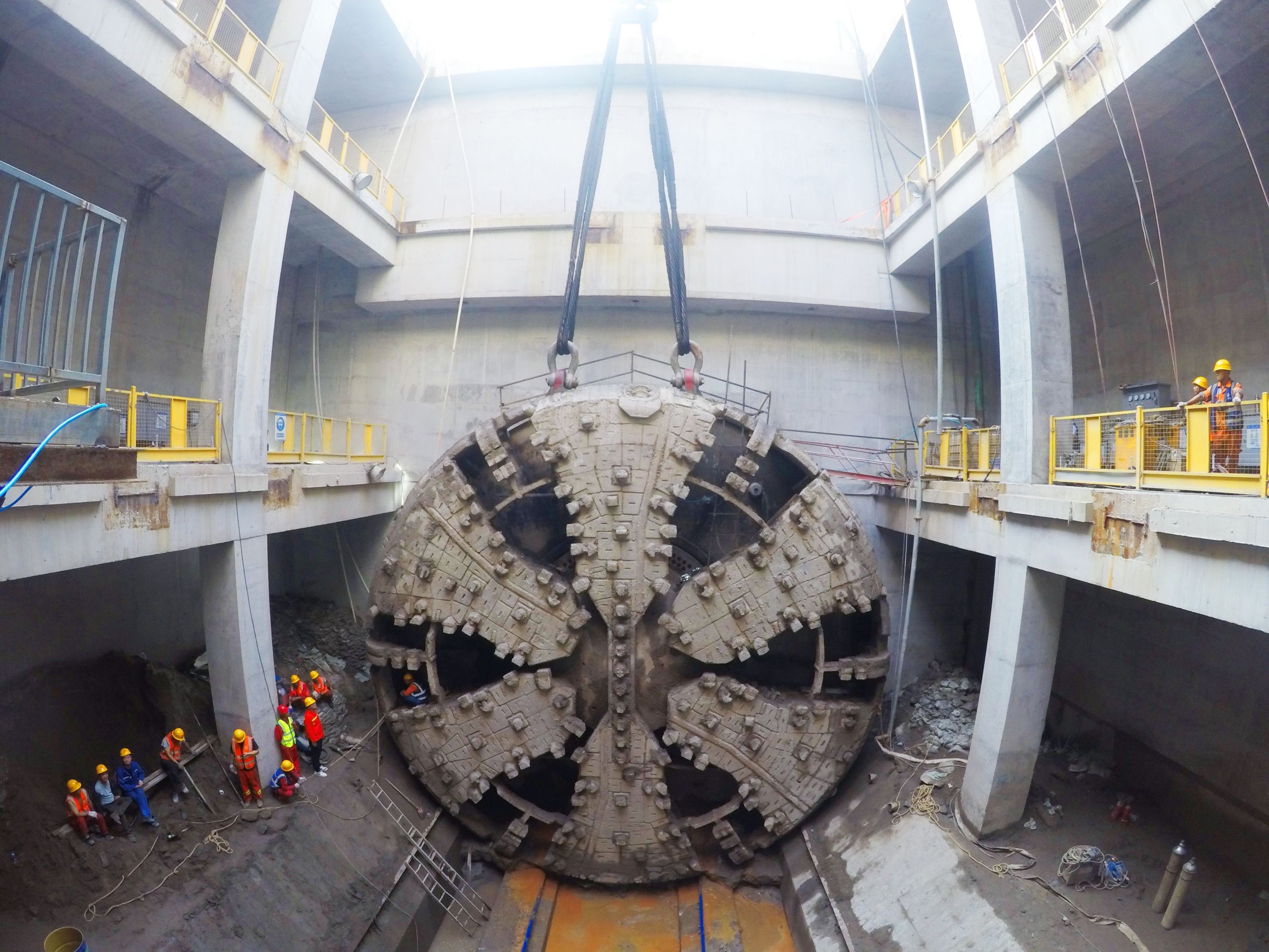 “中国造”全尺寸人形机器人完成全身复杂动作