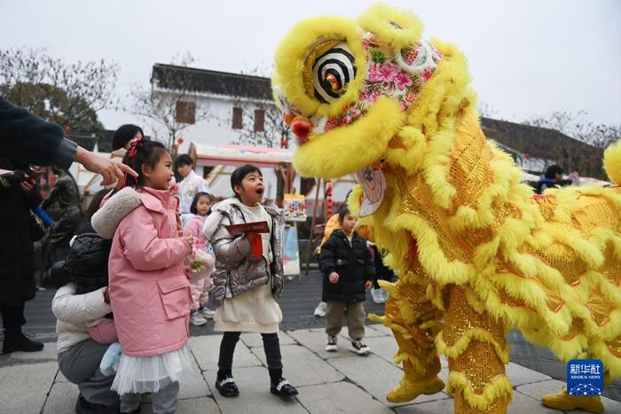 新华全媒+丨这群“00后”用AI表白年味