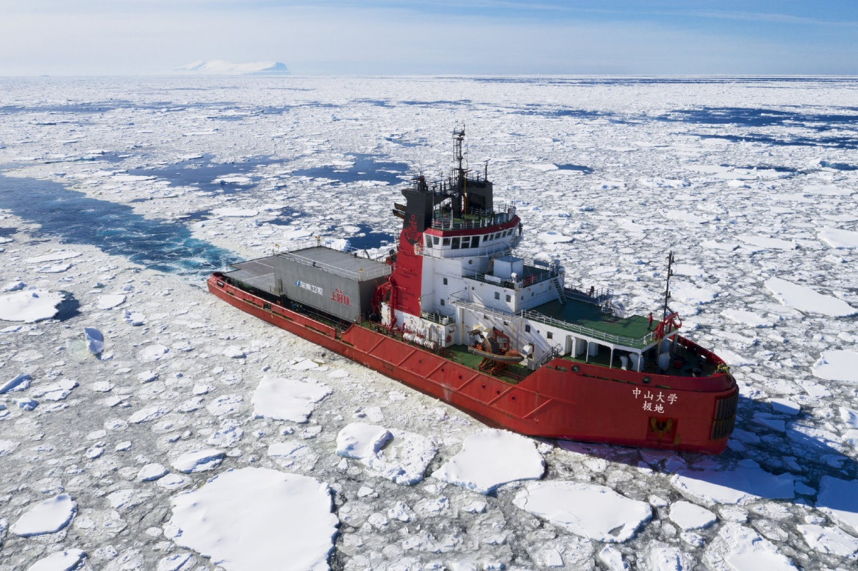 “中山大学极地”号科考船逐冰而行