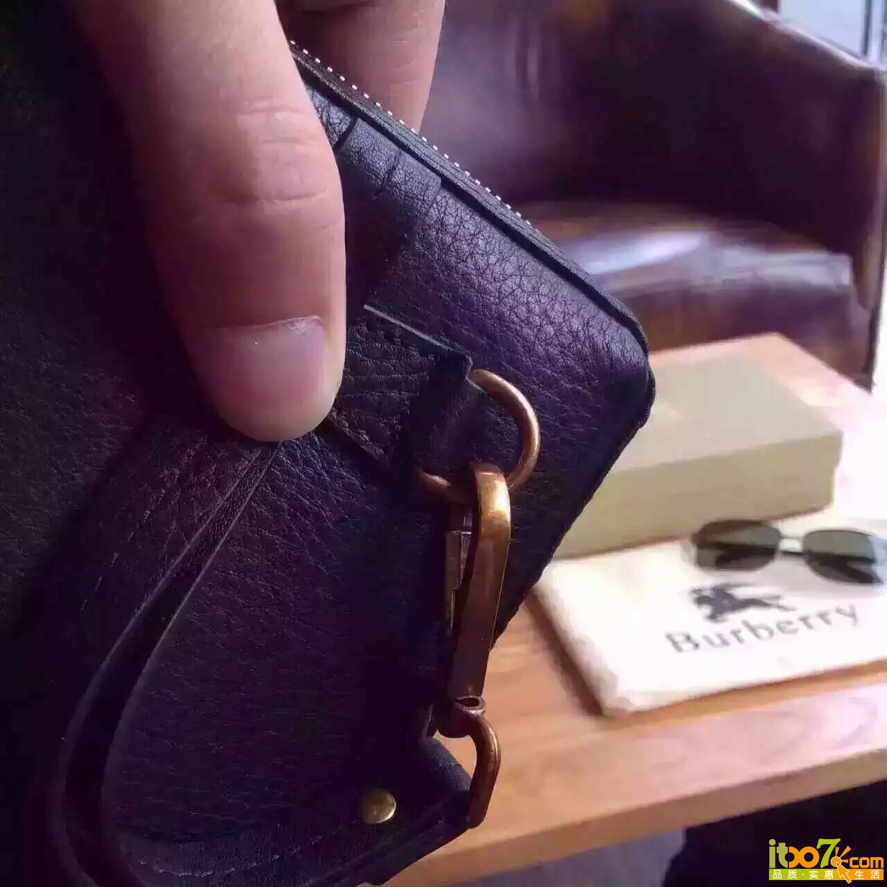 普拉达收购范思哲 奢侈品行业迎变