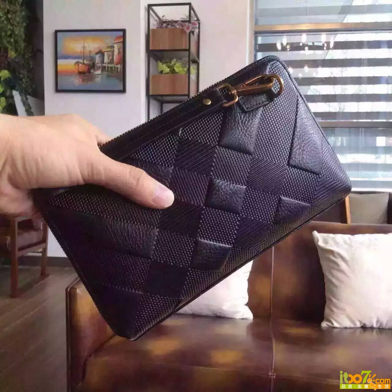 普拉达收购范思哲 奢侈品行业迎变