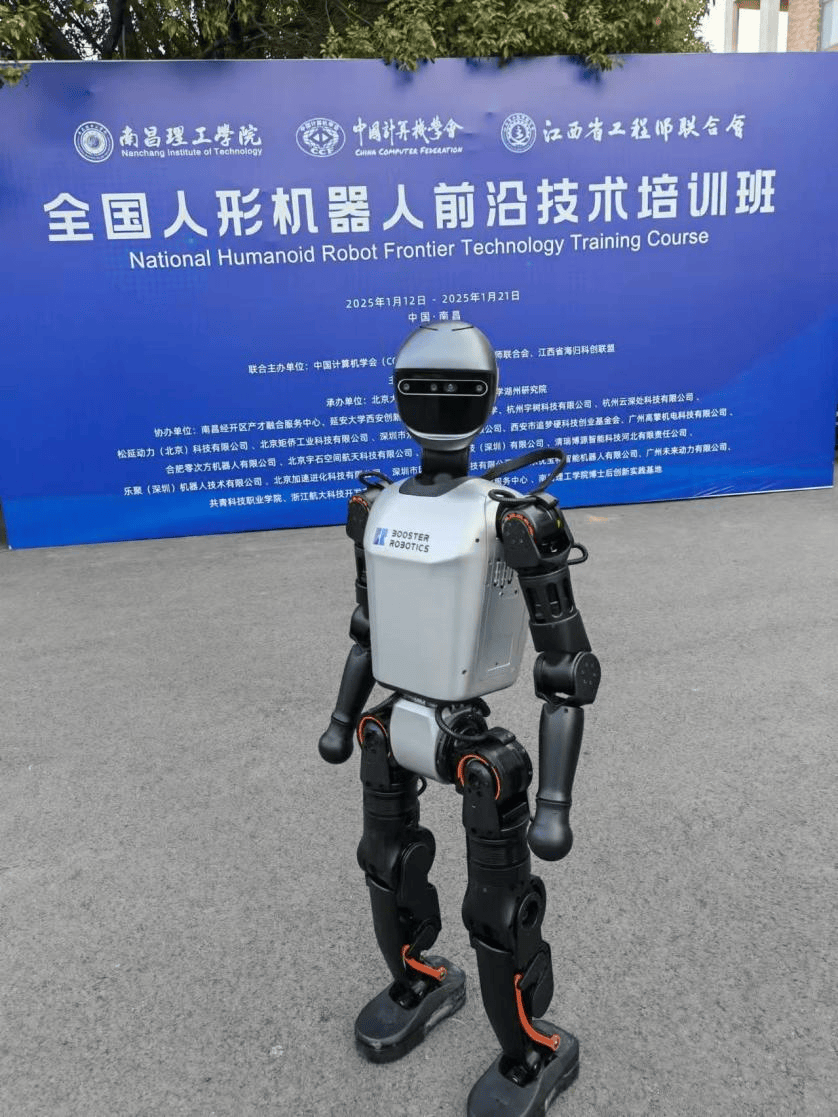 人形机器人协同作业 “灵巧手”丝滑操作