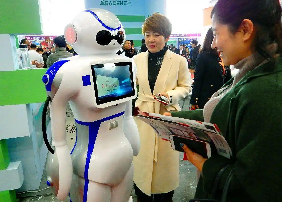 养老院来了个机器人“新员工”