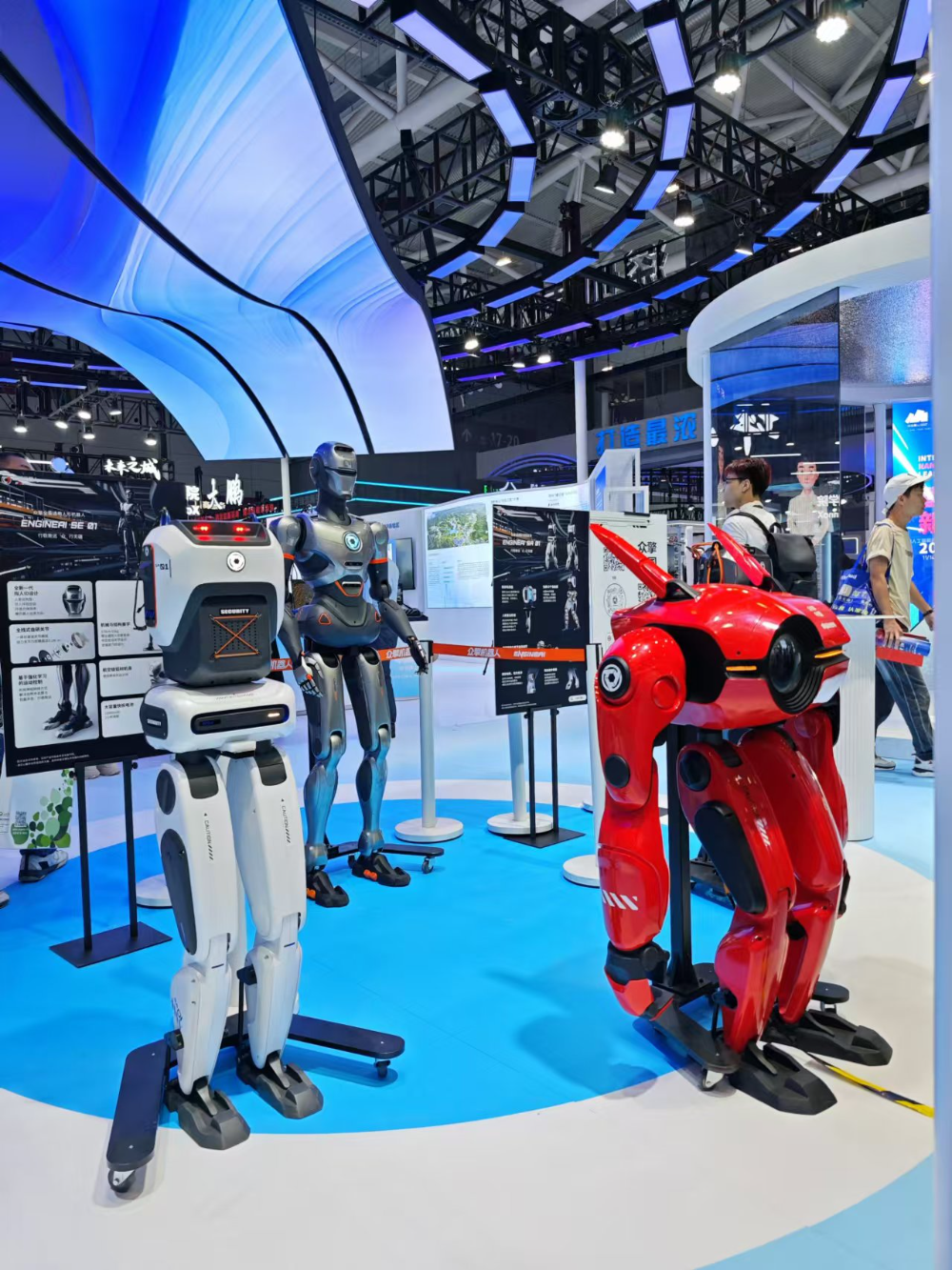 探访人形机器人：机器人“神秘跑者”