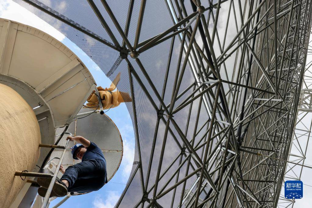 新华全媒+｜八仙过海 全球首个“人机共跑”马拉松机器人抢先看