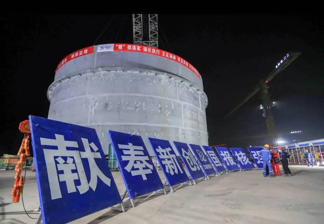 “玲龙一号”全球首堆首台主泵完成吊装