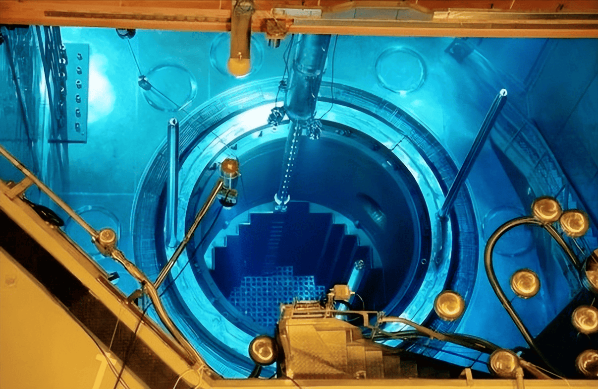 “玲龙一号”全球首堆首台主泵完成吊装