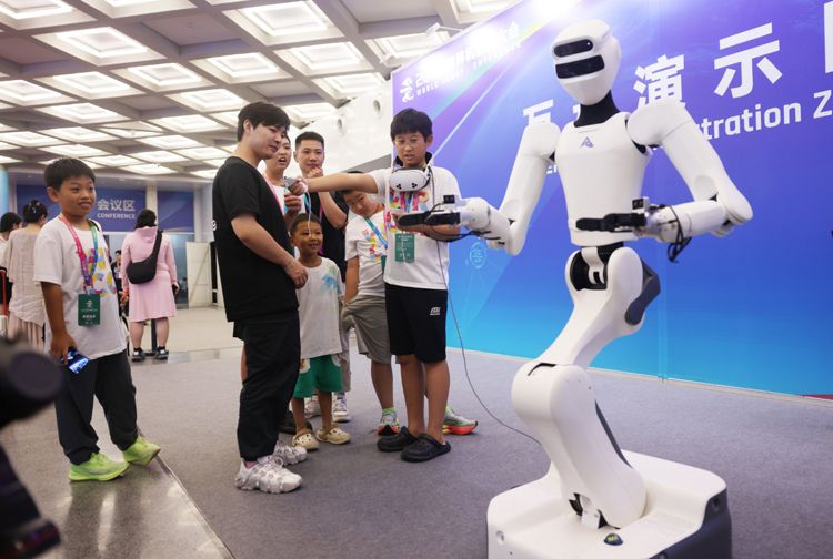 秀我中国｜在世界机器人大会遛“机器人娃”