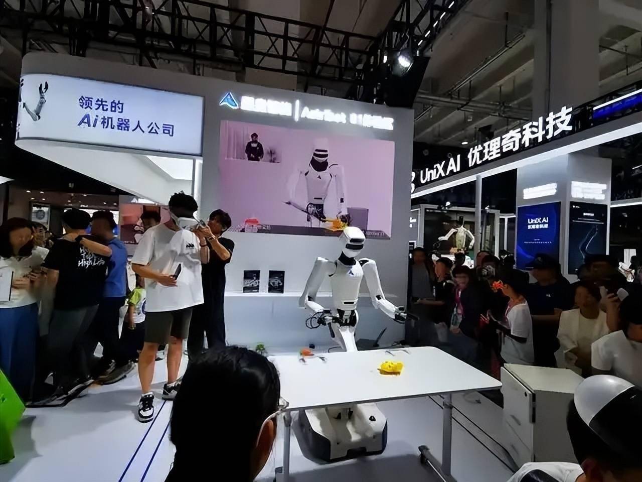 2025世界机器人大会促产业发展销售额超2亿元