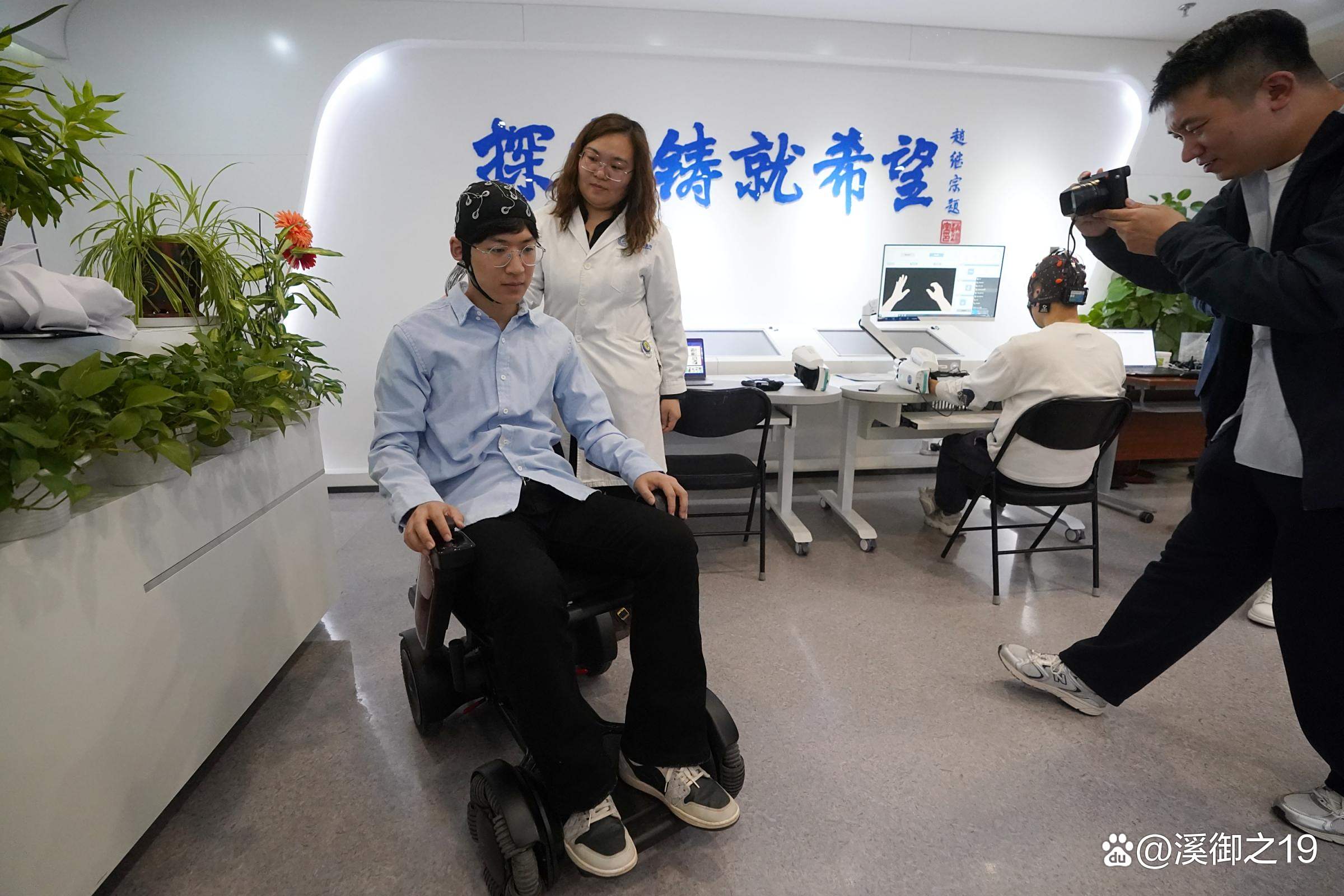 AI重奏人生|毫米级精准植入,脑机接口让瘫痪患者重获行动力