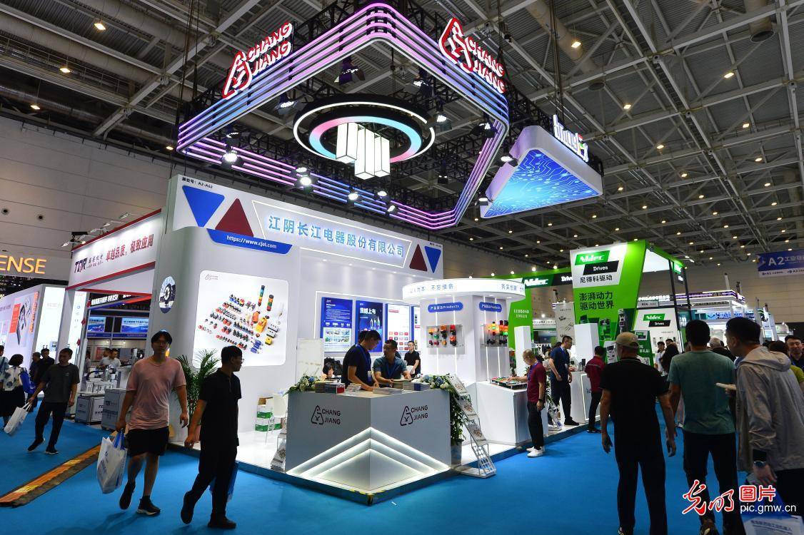 秀我中国|在天津国际工业自动化及机器人展现场,看具身机器人“尬舞”